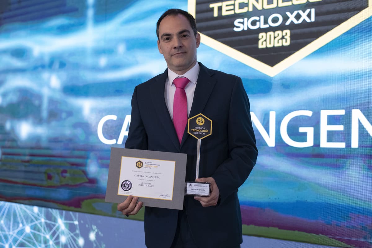 Carlos Sobrino with the award and certificate of the National Award for 21st Century Technology