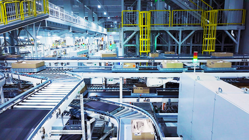 Robots de manufactura en carrusel automatizado en fábrica inteligente