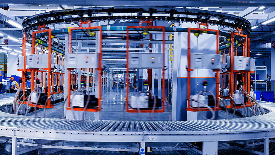 Línea de producción automatizada en una fábrica inteligente moderna